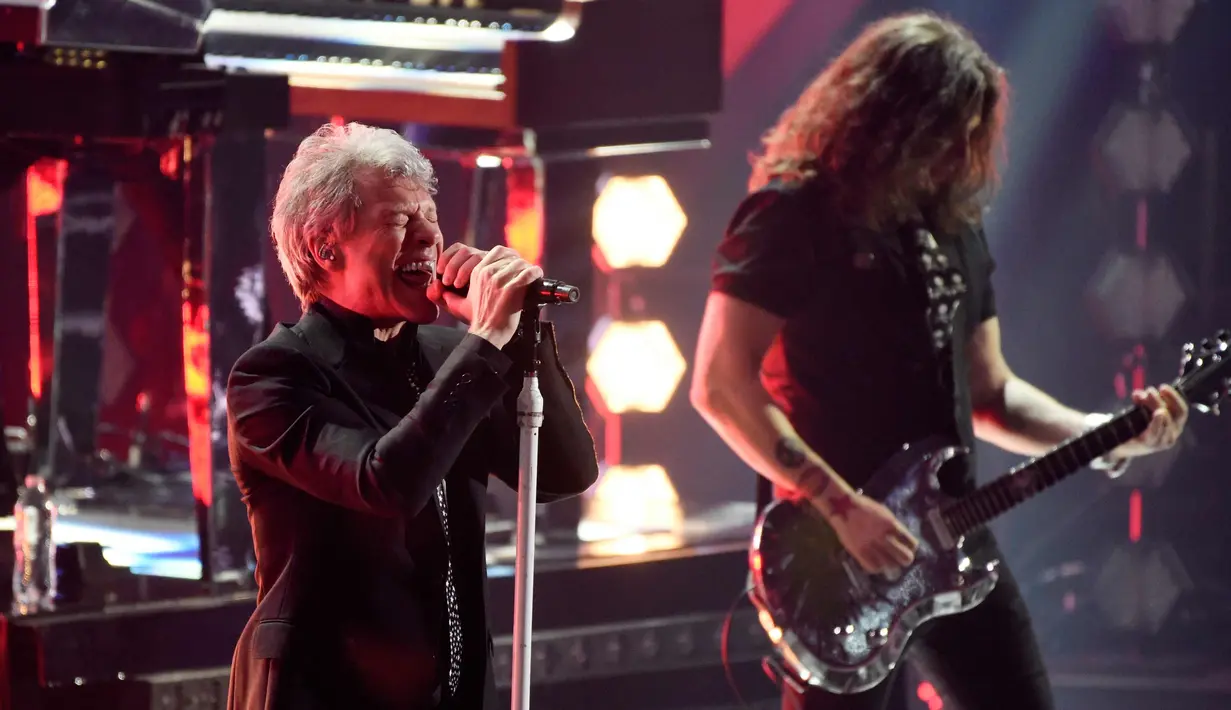 Penampilan Jon dan Phil X Bonjovi di atas panggung iHeartRadio Music Awards di Inglewood, California, (11/3). iHeartRadio Music Awards adalah sebuah penghargaan musik untuk musisi dunia yang lagunya didengar sepanjang tahun. (AFP Photo/Christopher Polk)