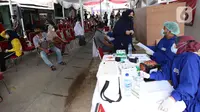 Suasana pelaksanaan vaksinasi COVID-19 di kawasan Pancoran, Jakarta (29/3/2022). Pemprov DKI Jakarta akan meningkatkan sentra vaksinasi jelang Ramadhan, hal itu dilakukan untuk meningkatkan percepatan vaksinasi booster sebagai syarat mudik 2022.(Liputan6.com/Herman Zakharia)