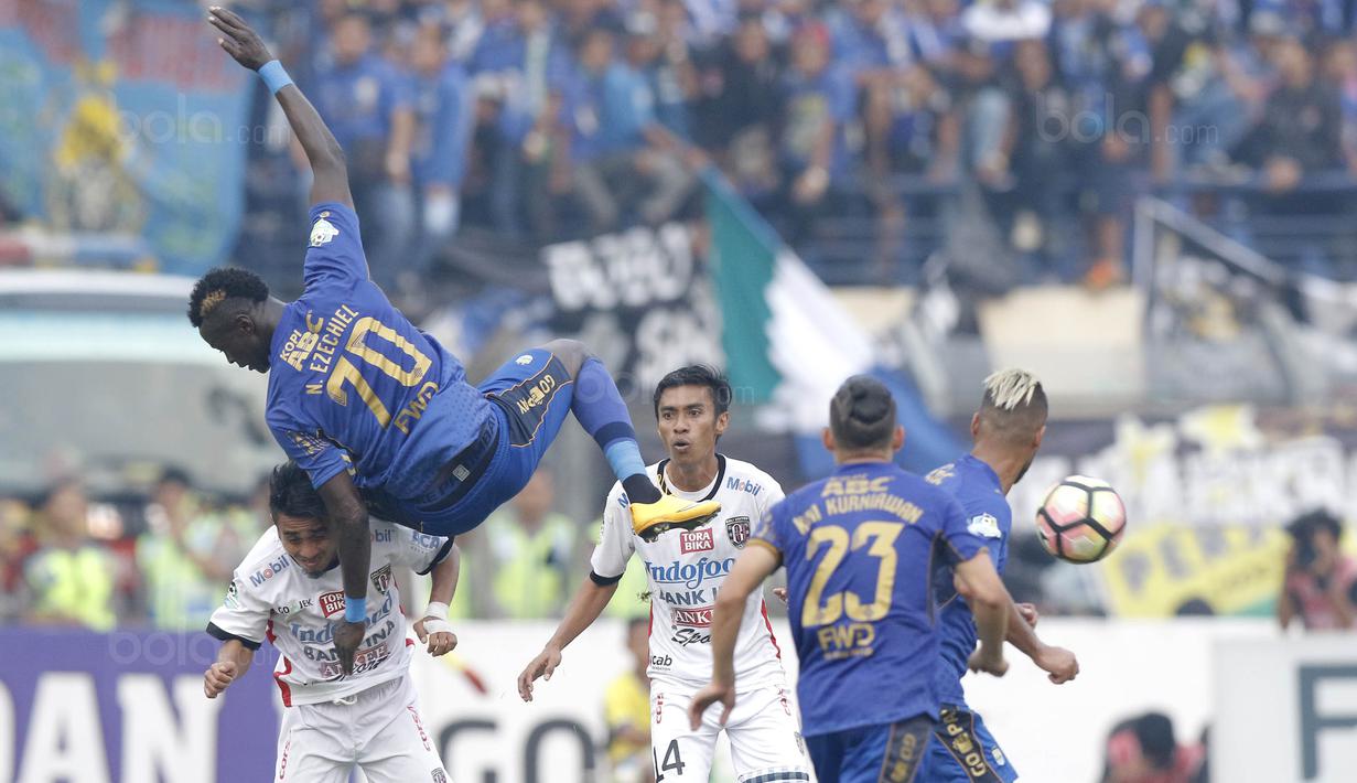 Striker Persib, Ezechiel N'Douassel, berusaha membobol gawang Bali United pada laga Liga 1 Indonesia di Stadion Si Jalak Harupat, Bandung, Kamis, (21/9/2017). Kedua klub bermain imbang 0-0. (Bola.com/M Iqbal Ichsan)