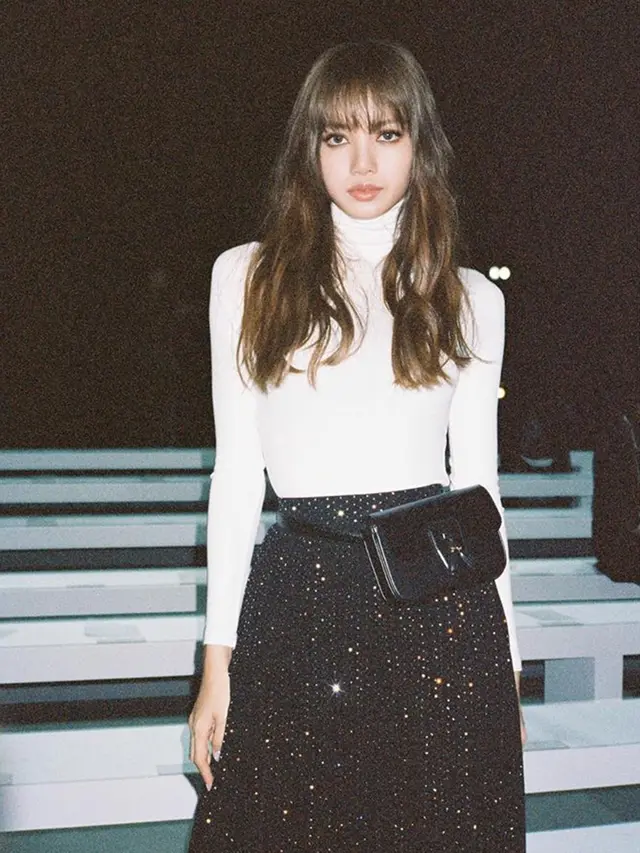 Tampil Bak Boneka Hidup, Lisa BLACKPINK Hadir di Paris Fashion Week 2019