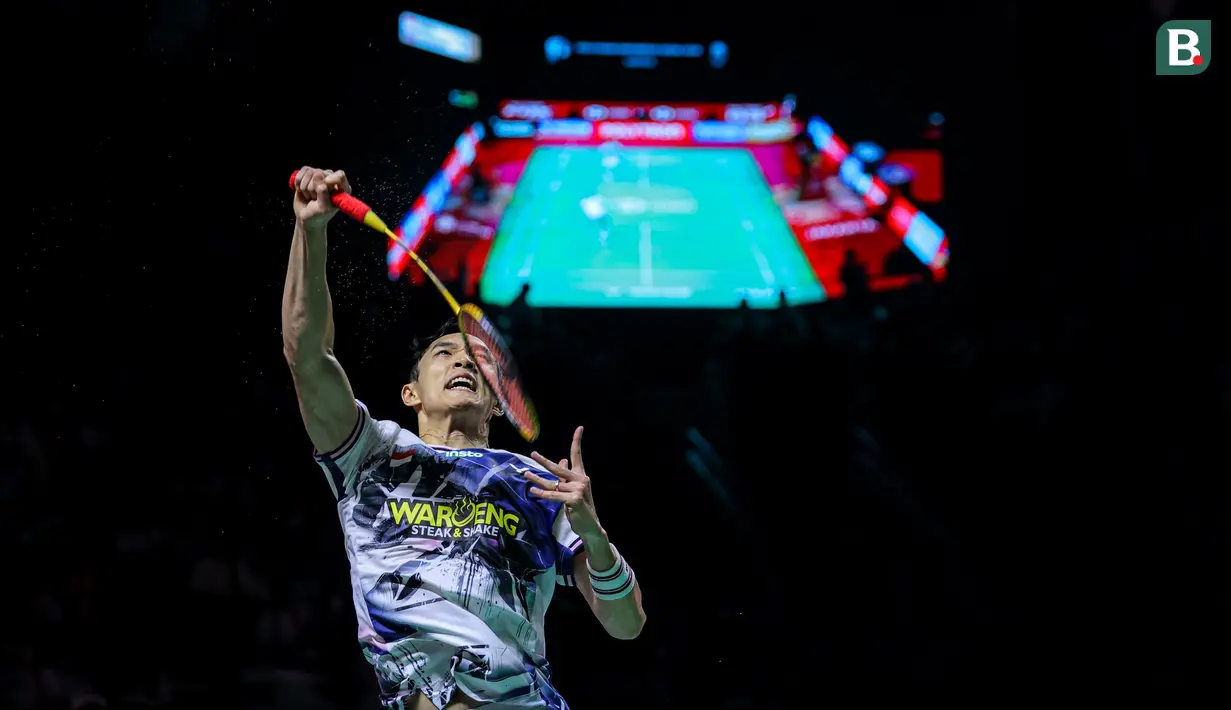 Pebulu tangkis tunggal putra Indonesia, Jonatan Chirstie melakukan smash ke arah wakil Thailand, Panitchaphon Teeraratsakul dalam laga semifinal Indonesia Open 2026 di Istora Senayan, Jakarta, Sabtu (06/06/2026). (Bola.com/Bagaskara Lazuardi)