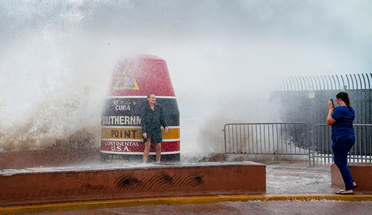 Sebelum mendekati Florida, Idalia membawa hujan lebat di bagian barat Kuba. (Rob O'Neal/The Key West Citizen via AP)