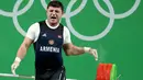 Atlet angkat besi Armenia, Andranik Karapetyan melepaskan barbel ke matras usai mengalami cedera horor ketika tampil pada Olimpiade 2016 di Rio de Janeiro, Rabu (10/8). Siku Karapetyan patah saat hendak mengangkat beban 195 kilogram (REUTERS/Stoyan Nenov)
