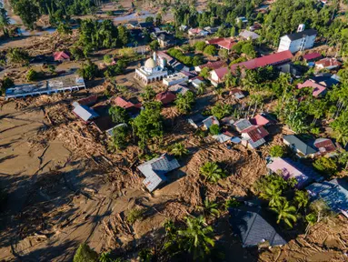 Foto udara menunjukkan kerusakan akibat banjir di Meureudu, Kabupaten Pidie Jaya, Provinsi Aceh, pada 30 November 2025. Kabupaten Pidie Jaya, Provinsi Aceh dilanda bencana Hidrometereologi setelah hujan lebat mengguyur wilayah itu selama tiga hari berturut-turut, mulai Selasa (25/11/2025) hingga Kamis (27/11/2025). (CHAIDEER MAHYUDDIN/AFP)