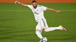 Penyerang Real Madrid, Karim Benzema mengontrol bola saat bertanding melawan Getafe pada pertandingan lanjutan La Liga Spanyol di stadion Alfredo di Stefano di Valdebebas, Madrid (2/7/2020). Madrid menang tipis atas Getafe 1-0.  (AFP Photo/Gabriel Bouys)
