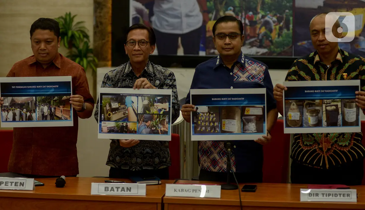 Direktur Tindak Pidana Tertentu Bareskrim Polri, Brigjen Agung Budijono (kanan) didampingi pihak Batan dan Bapeten menunjukkan lembar cetakan barang bukti terkait kasus Tindak Pidana Ketenaganukliran di Mabes Polri, Jakarta, Jumat (13/3/2020). (merdeka.com/Imam Buhori)