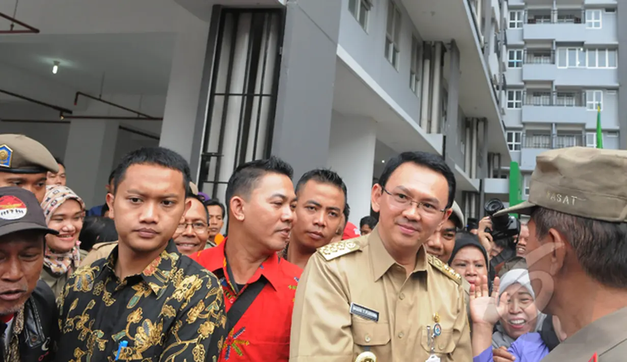 Puluhan warga berebut bersalaman dengan Gubernur DKI Jakarta Basuki Tjahaja Purnama seusai meresmikan pengoperasian rumah susun sederhana sewa (rusunawa) Tambora, Jakarta Barat, Selasa (24/2/2015). (Liputan6.com/Herman Zakharia)