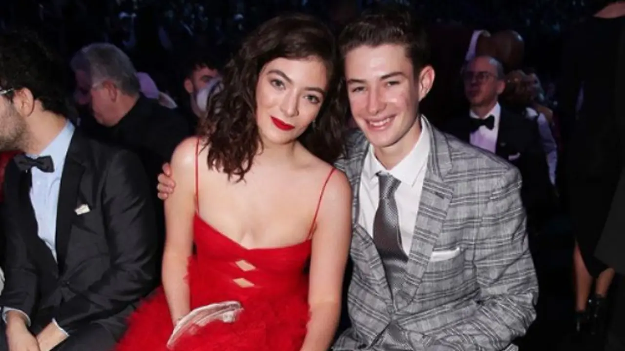 Lorde Kenakan Gaun Versinya yang Dukung #TimesUp di Grammy 2018