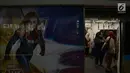 Warga saat mencoba menaiki moda raya Terpadu  Mass Rapid Transit  MRT di Stasiun MRT Bundaran HI, Jakarta, Jumat (29/3). Terkait tarif kereta MRT minimum yag telah disepakati adalah Rp.3000 sampai maksimum Rp.14.000 dari Lebak Bulus- Bundaran HI. (merdeka.com/Imam Buhori)