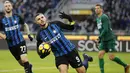 Striker Inter Milan, Mauro Icardi, melakukan selebrasi usai mencetak gol ke gawang Udinese pada laga Serie A di Stadion Giuseppe Meazza, Milan, Sabtu (16/12/2017). Inter Milan takluk 1-3 dari Udinese. (AP/Antonio Calanni)