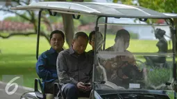 Erick Thohir menaiki golf car usai bertemu Presiden Joko Widodo di Istana Merdeka, Jakarta, Selasa (5/1/2016). Erick Thohir engan berkomentar saat ditanya tentang kelanjutan turnamen Piala Presiden. (Liputan6.com/Faizal Fanani)