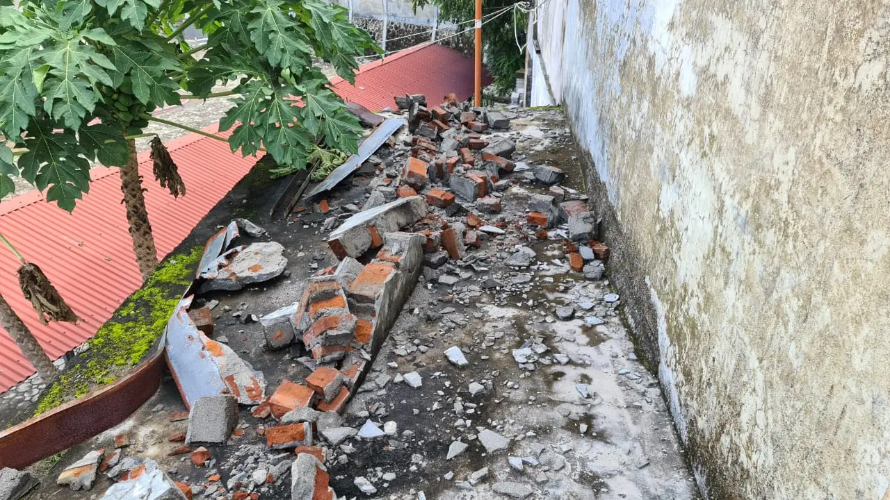 Puing bangunan terdampak gempa magnitudo 4,8 di Aceh
