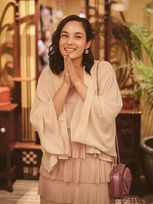 “Happy Infinity Day! 🐧❤️. If you are lucky enough to find someone who's as weird as you, never let them go,” tulisnya. (Instagram/Chelseaislan)