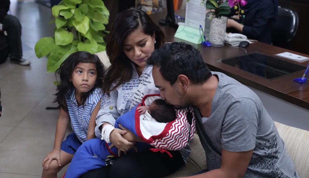 "Muhammad kan sang Nabi. Aku berpikir semua anak-anakku harus ada nama Muhammadnya. Kalo cewek juga ada tapi disingkat," ujar Bebi Romeo didampingi anak dan istrinya. (Galih W. Satria/Bintang.com)