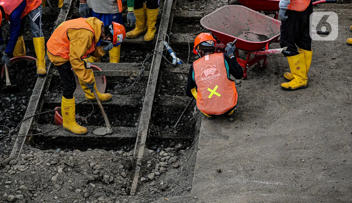 Pekerja melakukan pembongkaran aspal yang menutup jalur trem pada masa kolonial Belanda di lokasi proyek MRT Jakarta fase 2 di kawasan Jalan Gajah Mada, Jakarta, Rabu (9/11/2022). Rel Trem Kembali ditemukan pada proyek pembangunan MRT Jakarta Fase 2A Glodok-Kota, seberang Mall Gajah Mada. (Liputan6.com/Faizal Fanani)