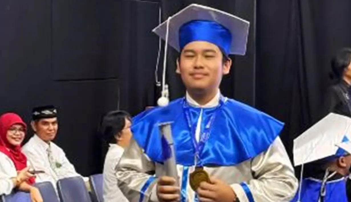 Karena jarang tersorot, sosok Ivan pun mencuri perhatian warganet. Kini tumbuh menjadi remaja berusia 15 tahun, sosok Ivan pun sudah lebih tinggi dari sang ayah. Penuh percaya diri, Ivan tampil dengan wajah yang semringah sambil menunjukkan kalung medali kelulusannya. (Liputan6.com/IG/@inul.d)
