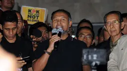 Wakil Ketua KPK, Bambang Widjojanto kembali ke gedung KPK Jakarta, Sabtu dini hari (24/1/2015). Tampak, Bambang Widjojanto memberikan beberapa pernyataan di depan gedung KPK Jakarta. (Liputan6.com/Helmi Fithriansyah)