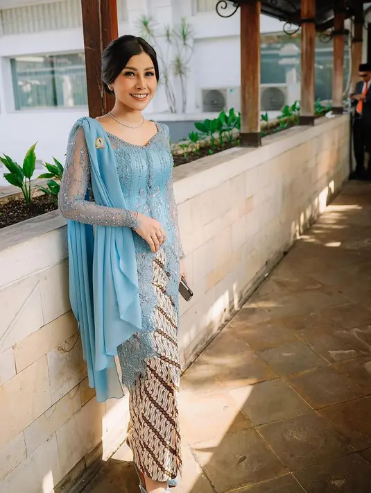 Kebaya yang dibuat oleh desainer kebaya kenamaan Renzi Lazuardi ini dipadukan dengan bawahan kain batik motif parang warna coklat putih. [@nissyaa].