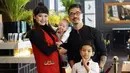 Alena Wu merayakan Imlek 2018 bersama suami dan kedua buah hatinya. Ia dan sang suami terlihat kompak mengenakan busana warna hitam yang dipadu dengan warna merah. (Foto: instagram.com/alena_wu)