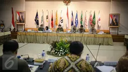 Suasana rapat koordinasi KPU bersama beberapa kementerian untuk penyelenggaraan pilkada di daerah otonomi khusus, di Jakarta, Selasa (19/4). Rakor dihadiri Kemenko Polhukam, Kemendagri, Kemenkumham serta Bawaslu dan DKPP. (Liputan6.com/Faizal Fanani)