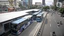 Antrean bus Transjakarta di Halte Harmoni, Jakarta, Senin (10/1/2022). Selama PPKM Level 2, jam operasional bus Transjakarta dimulai pukul 05.00-21.30 WIB dan untuk layanan angkutan malam hari mulai pukul 21.31-22.30 WIB. (Liputan6.com/Faizal Fanani)