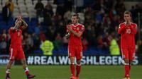 Bintang tim nasional Wales, Gareth Bale (tengah) usai pertandingan melawan Georgia, di Cardiff City Stadium, Minggu atau Senin (10/10/2016) dini hari WIB. (AFP/Geoff Caddick). 