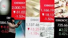 Pekerja melintasi layar pergerakan saham Bursa Efek Indonesia di Jakarta, Rabu (3/5/2023). Indeks Harga Saham Gabungan (IHSG) ditutup melemah 50,58 poin atau 0,74 persen ke 6.812,72 pada akhir perdagangan. (Liputan6.com/Angga Yuniar)