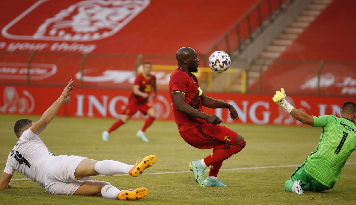 Striker Belgia, Romelu Lukaku, berusaha mencetak gol ke gawang Yunani pada laga uji coba di Stadion King Baudouin, Jumat (4/6/2021). Kedua tim bermain imbang 1-1. (AP/Francisco Seco)