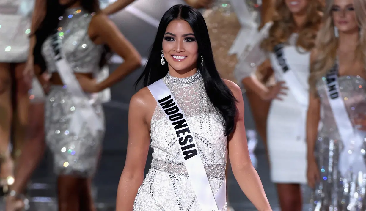 Puteri Indonesia 2015 Anindya Kusuma Putri dalam balutan dress bernuansa putih dan silver pada ajang Miss Universe 2015 di The AXIS Las Vegas, AS, Minggu (20/12). Kontestan asal Indonesia itu berhasil masuk ke-15 besar. (Ethan Miller/Getty Images/AFP)