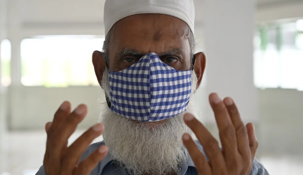 Seorang Muslim mengenakan penutup wajah saat berdoa di Masjid Jummah selama bulan suci Islam Ramadhan di Kolombo, Sri Lanka pada 4 Mei 2020. Umat Islam di dunia menjalankan ibadah Ramadan di tengah pandemi virus corona dan penerapan lockdown. (ISHARA S. KODIKARA / AFP)