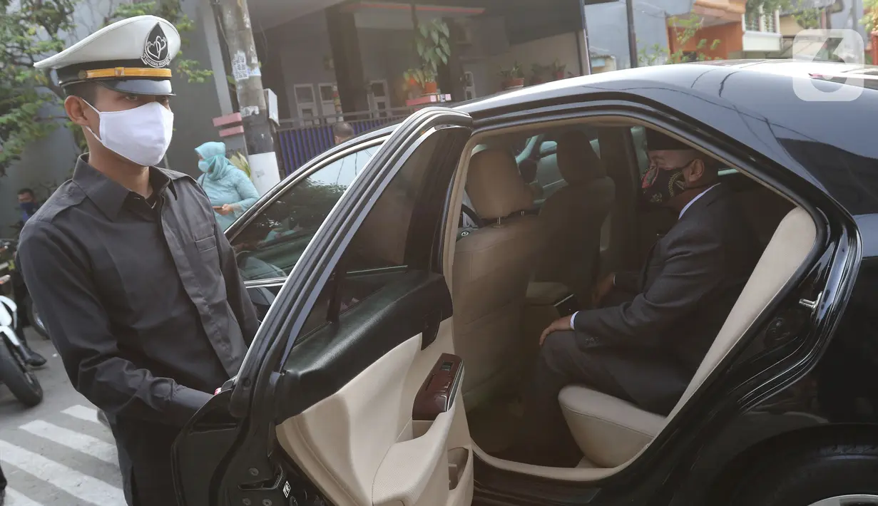 Pengantin menggunakan mobil dinas Pemkot Bekasi menuju lokasi pernikahan di Bekasi, Jawa Barat, Sabtu (12/9/2020). Wakil Wali Kota Bekasi menyediakan fasilitas gratis mobil dinas pada hari Sabtu dan Minggu untuk antar jemput pengantin saat pandemi COVID-19. (Liputan6.com/Herman Zakharia)