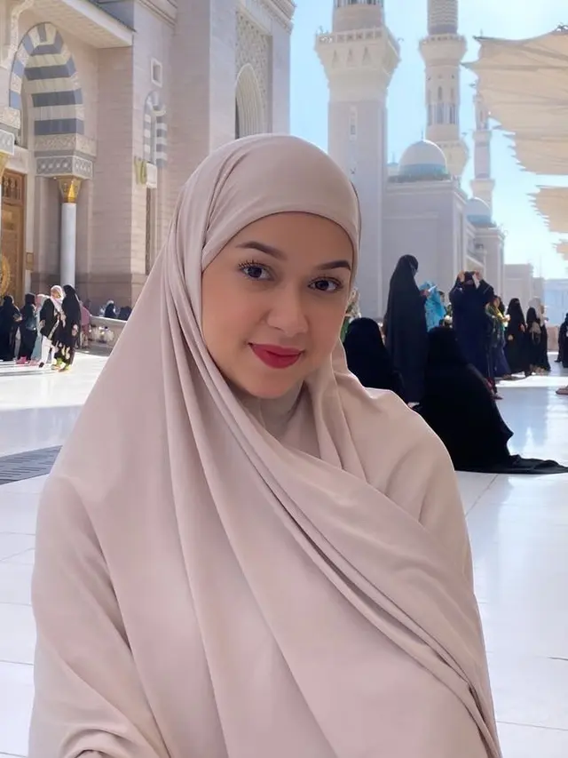 Tampilan Rebecca Klopper saat Umrah. [@jovitakaren]