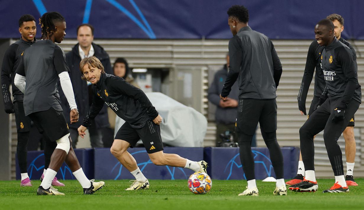 Gelandang Real Madrid, Luka Modric (tengah) dkk saat melakukan gim dalam sesi latihan di Red Bull Arena Stadium, Leipzig, Senin (12/2/2024) jelang menghadapi RB Leipzig pada leg pertama babak 16 besar Liga Champions 2023/2024. (AFP/Odd Andersen)