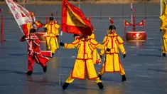 Seniman Tiongkok yang mengenakan kostum tradisional melakukan permainan es pada hari kedua perayaan Tahun Baru Imlek di danau beku di Taman Yuanmingyuan, Beijing, China, Senin (23/1/2023). Tahun Baru Imlek adalah hari libur tahunan terpenting di China. (AP Photo/Andy Wong)
