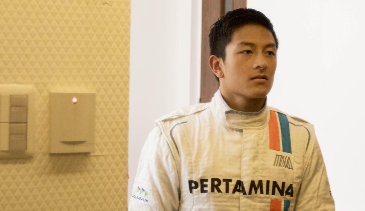 Rio Haryanto bersiap mengikuti konfrensi pers. (Bola.com/Vitalis Yogi Trisna)