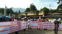 PKL Puncak Bogor berunjuk rasa di depan Kantor Bupati. (Liputan6.com/Achmad Sudarno)