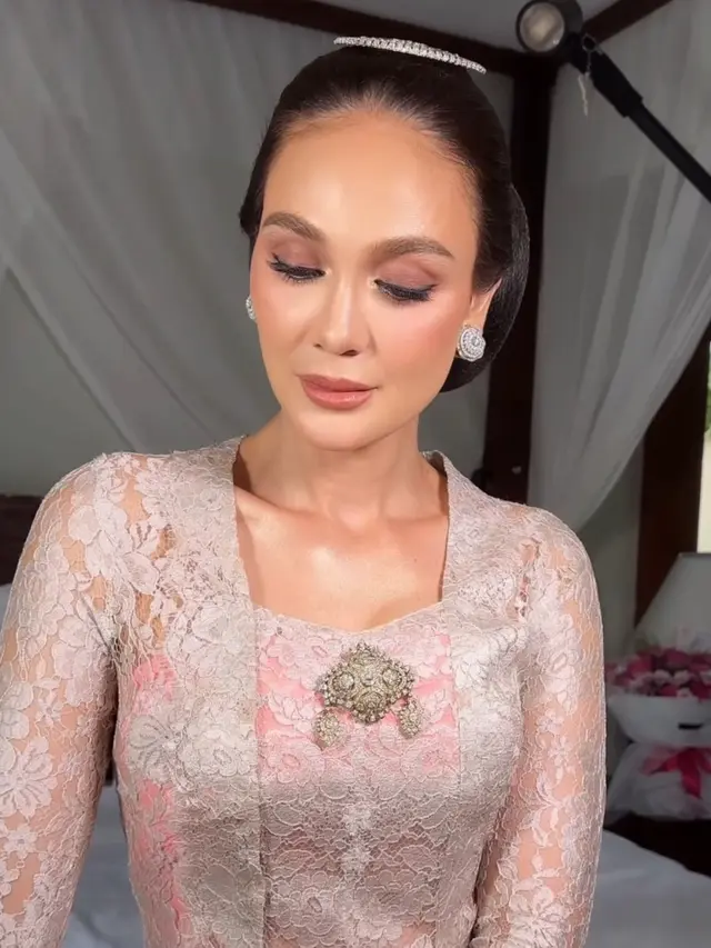 Luna Maya Kenakan Paes Jelang Pernikahan. [@rhay_david]
