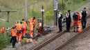 Tim dari SNCF dan polisi Prancis memeriksa lokasi yang dicurigai sebagai tempat terjadinya serangan terhadap jaringan kereta api berkecepatan tinggi di Croiselles, Prancis utara pada 26 Juli 2024. (Denis CHARLET/AFP)