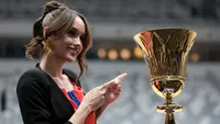 Selebritas Indonesia, Cinta Laura berfoto bersama dengan trofi Piala Dunia Basket atau sering disebut Naismith Trophy setelah peresmian Indonesia Arena pada Senin (07/08/2023) di Senayan, Jakarta. (Bola.com/Bagaskara Lazuardi)
