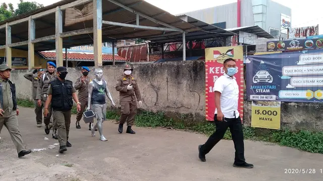 Satpol PP Tangsel saat menggelandang manusia silver