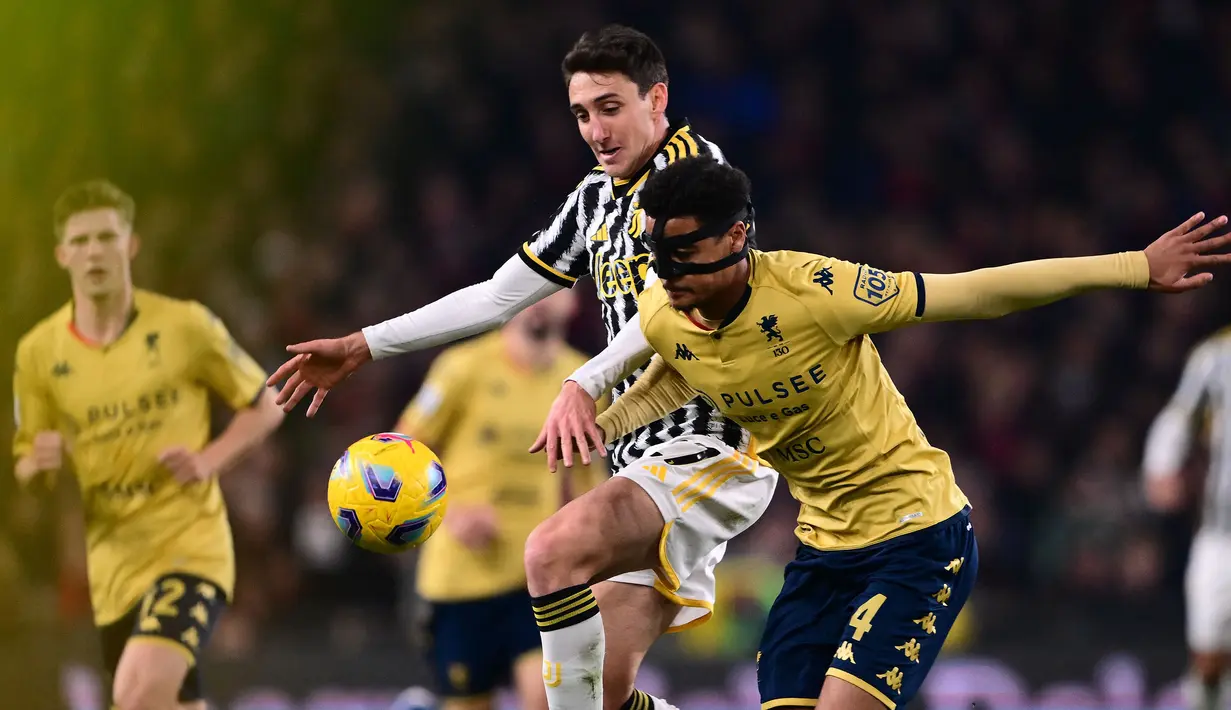 Pemain Genoa, Koni De Winter (kanan) berebut bola dengan pemain Juventus, Andrea Cambiaso pada laga lanjutan Liga Italia 2023/2024 di Stadion Luigi Ferraris, Genoa, Italia, Sabtu (16/12/2023) dini hari WIB. Terdapat pula angka 130 di bawah logo genoa yang berbentuk Griffin (makhluk mitologis bertubuh singa dengan kepala dan sayap rajawali). (AFP/Marco Bertorello)