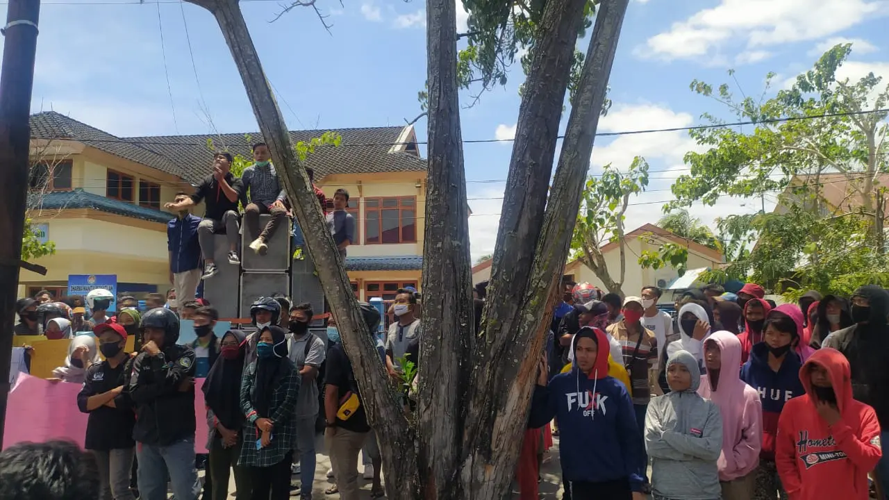 Sidang perdana kasus penganiayaan yang menyeret Bupati Boalemo diwarnai aksi unjuk rasa ratusan demonstran. (Foto: Liputan6.com/Arfandi Ibrahim)