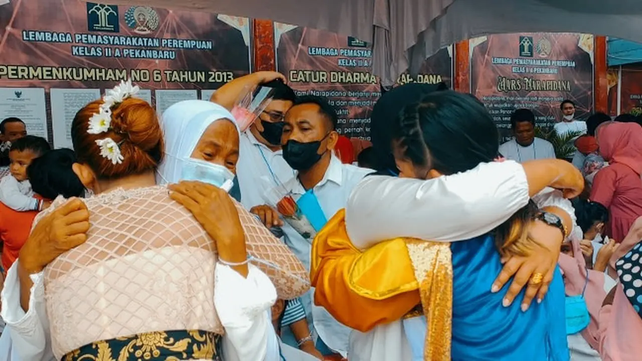 Warga binaan Lapas Perempuan Pekanbaru memeluk ibu dalam peringatan Hari Ibu.