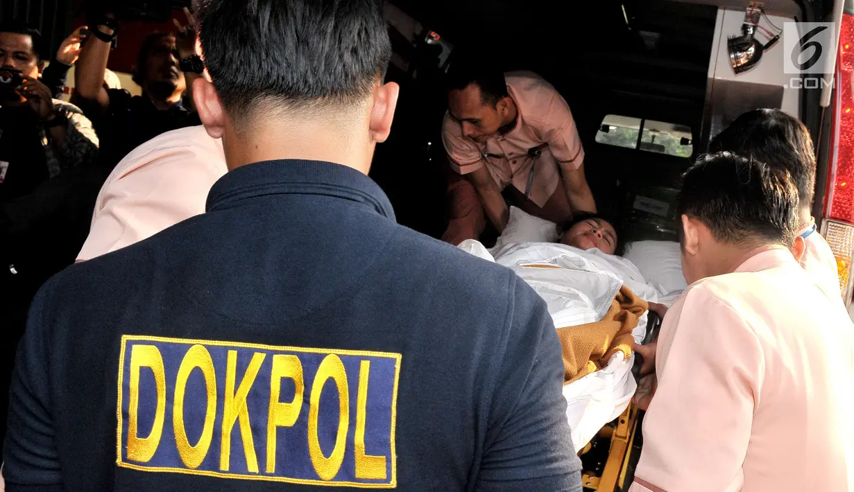 Proses pemindahan pasien korban bom Kampung Melayu dari RS Premier ke RS Polri, Jakarta, Kamis (25/5). Pemindahan pasien dikarenakan alasan keamanan dan kelengkapan fasilitas medis. (Liputan6.com/Helmi Afandi)
