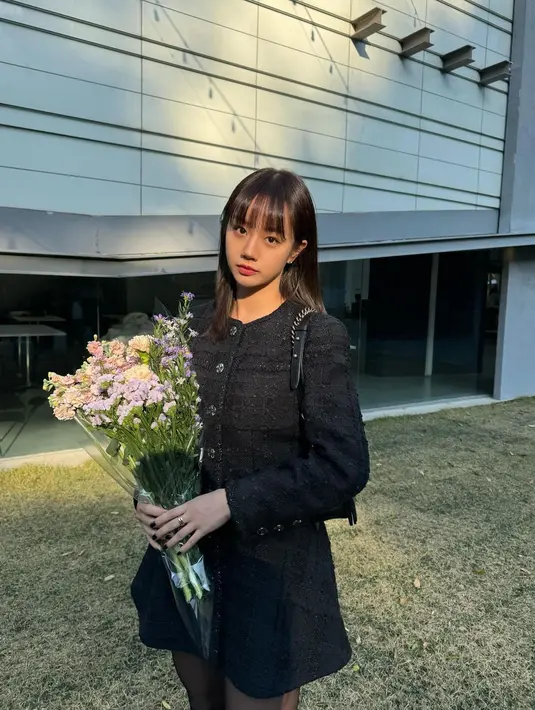 <p>"Rasanya sama seperti hari itu, ketika aku punya begitu banyak emosi yang bercampur aduk. Rasanya seperti baru kemarin&hellip; Tapi unnie kami menikah hari ini," tulis mantan kekasih Ryun Jun Yeol tersebut. (Foto: Instagram/ hyeri_0609)</p>