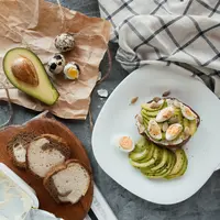 Ilustrasi sarapan dengan roti dan alpukat. Photo by Kate Hliznitsova on Unsplash