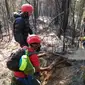 Tim gabungan berupaya memadamkan kebakaran hutan di lereng Gunung Kawi Malang pada Rabu, 8 November 2023 (Foto :Humas Polres Malang)