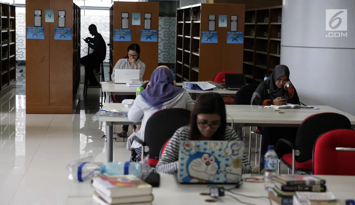 Pengunjung beraktivitas di Perpustakaan Nasional RI di Jakarta, Senin (6/11). Perpustakaan Nasional RI ini telah dibuka untuk publik sejak tanggal 6 Oktober 2017. (Liputan6.com/Faizal Fanani)