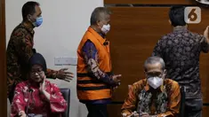 Hakim Agung, Sudrajad Dimyati (rompi oranye) saat dihadirkan saat rilis penetapan penahanan di Gedung KPK Jakarta, Jumat (23/9/2022). KPK resmi menahan Hakim Agung, Sudrajad Dimyati sebagai tersangka suap penanganan perkara di Mahkamah Agung (MA). (Liputan6.com/Helmi Fithriansyah)