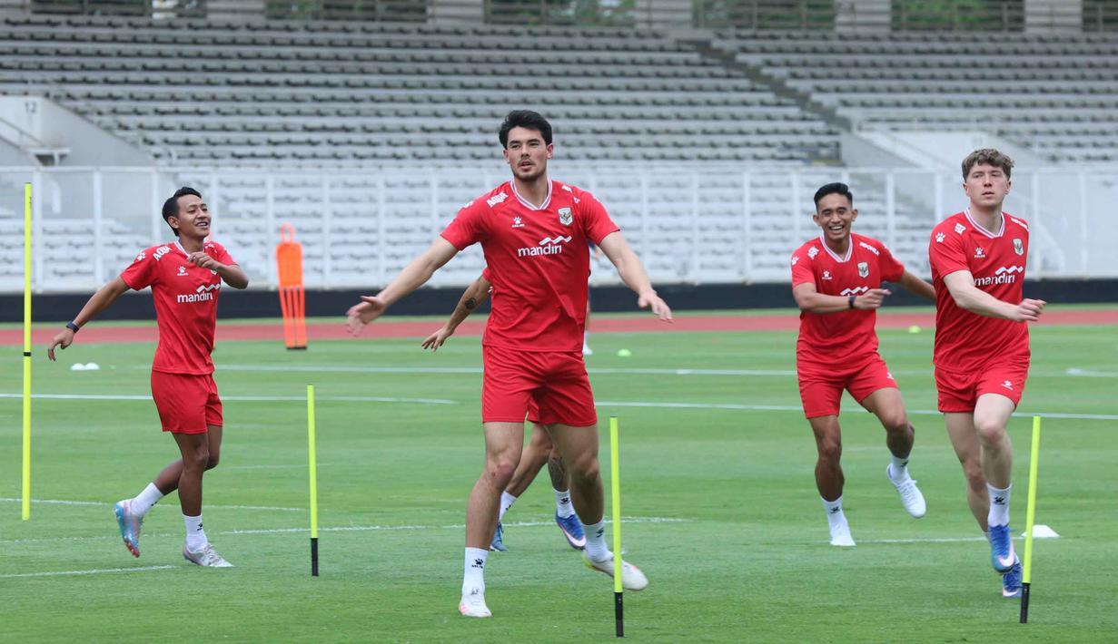 Pemain Timnas Indonesia, Elkan Baggott (kedua kiri) saat mengikuti sesi latihan perdana di Lapangan Stadion Madya, Kompleks Gelora Bung Karno, Senayan, Jakarta, Selasa (24/3/2026). Menjelang FIFA Series 2026, Timnas Indonesia mulai menggelar sesi latihan perdana. (Bola.com/M Iqbal Ichsan)